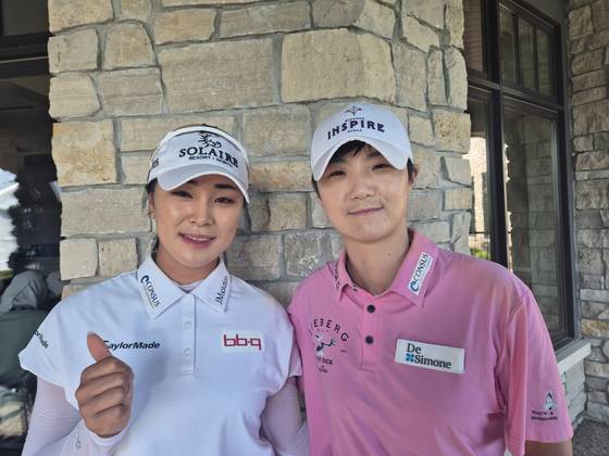 지난 6월 열린 다우 챔피언십에서 함께 경기한 박성현(오른쪽)과 윤이나. 성호준 기자