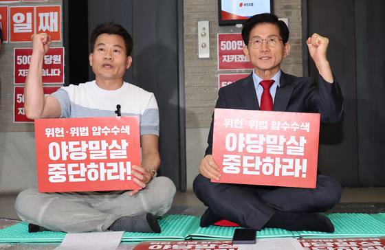 전한길 씨가 18일 오후 서울 여의도 국민의힘 중앙당사를 찾아 특검의 국민의힘 압수수색 저지 농성 중인 김문수 당대표 후보와 만나 입장을 밝히고 있다.   전 씨는 이 자리에서 장동혁 후보 지지와 관련된 보도에 대해 오해라는 입장을 밝혔다. [뉴스1]