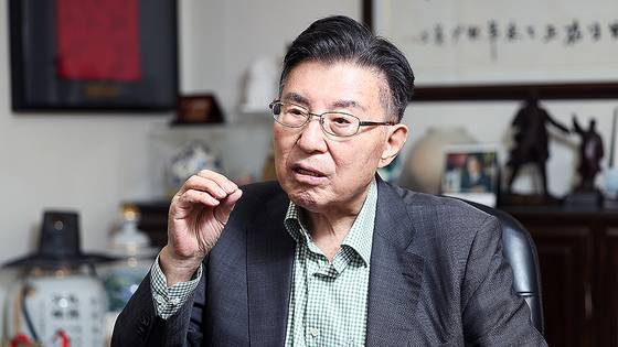 김덕룡 이사장은 “5공 때 신군부 핵심 인사가 ‘YS 버리고 민정당 들어오면 금배지 달게 해주겠다’고 하길래 ‘당신들 주는 금배지 다느니 수인번호를 달겠다’고 했더니 ‘후회할 거다. 몸조심하라’고 협박하더라”면서 “요즘 정치권은 응징 대신 통합을 추구했던 YS의 정신을 망각해 안타깝다”고 했다. 우상조 기자