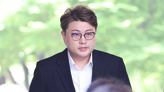 '음주 뺑소니' 혐의를 받는 가수 김호중이 지난해 5월 24일 특정범죄가중처벌법상 위험운전치상?도주치상, 도로교통법상 사고후 미조치, 범인도피방조 혐의로 서울 서초구 서울중앙지방법원에서 열린 구속 전 피의사 심문(영장실질심사)에 출석하고 있다. 뉴스1