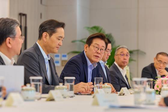 이재명 대통령이 19일 서울 용산 대통령실 청사에서 미일 순방 경제인 간담회를 하고 있다.    왼쪽부터 장재훈 현대차 부회장, 이재용 삼성전자 회장, 이 대통령, 구광모 LG그룹 회장, 박지원 두산그룹 부회장 겸 두산에너빌리티 회장. 연합뉴스