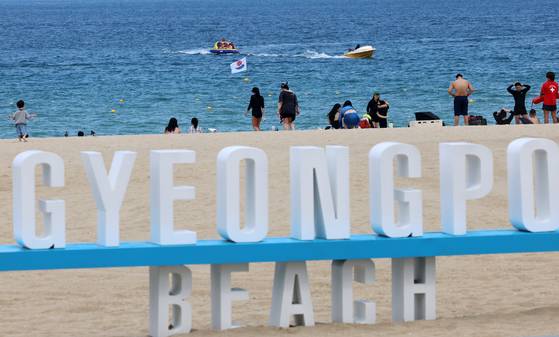 폭염이 계속되는 가운데 지난 17일 폐장한 강원 강릉시 경포해수욕장에는 18일 피서객들이 찾아와 무더위를 식히고 있다. 연합뉴스