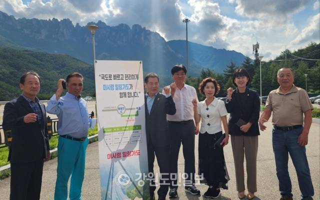 ▲ 인제경제인연합회·미시령동서관통도로주식회사는 지난 19일 미시령동서관통도로주식회사 사무실에서 이춘만 인제군의장, 황현희 인제군의원, 한상철 인제경제인연합회장과 연합회 회장단, 최진 미시령동서관통도로 대표이사·사장 등이 참석한 가운데 ‘44, 46번 국도 살리기’ 간담회를 가졌다. 이동명 기자