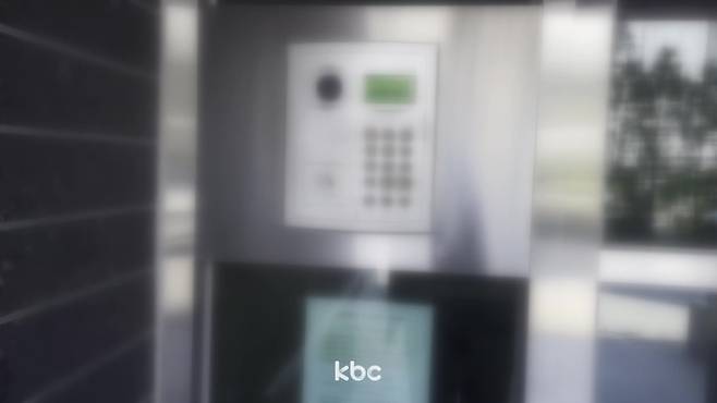 ▲ 택배기사에 통행료 부과한 전남 순천의 한 아파트의 출입문