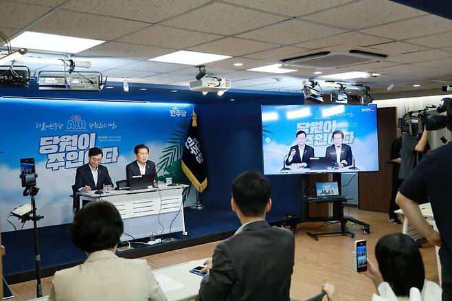 민주당 정청래 대표가 8일 서울 여의도 중앙당사에서 ‘당원주권정당, 당원과의 대화’ 행사를 주재하고 있다. 왼쪽은 당원주권정당 특위 위원장인 장경태 의원. [사진제공 : 더불어민주당]