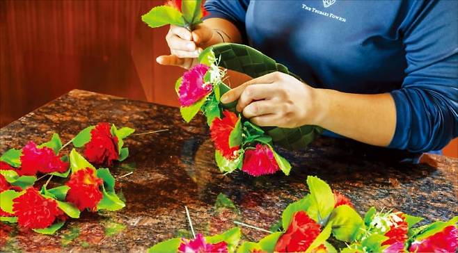 레이 공예(꽃목걸이 만들기) 클래스. /더 츠바키 타워 제공