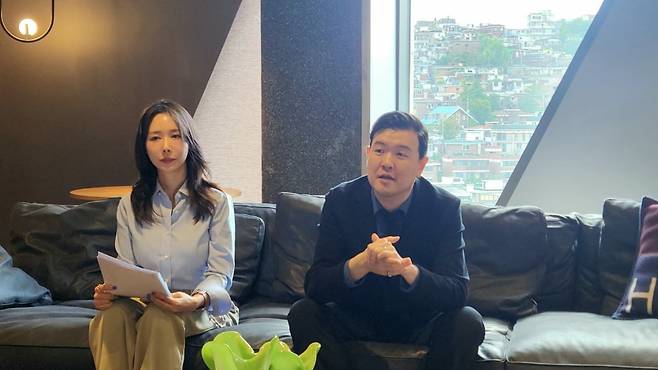 한상일 아시아퍼시픽피아니스트협회(PAPA) 협회장(왼쪽)과 이윤경 풀티 대표. /사진촬영. 이주현 기자.