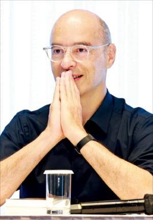 베르나르 베르베르는 “한국은 제2의 조국과 같은 나라”라며 “한국에선 미래를 향해 나아가는 에너지를 느낀다”고 말했다.   /뉴스1