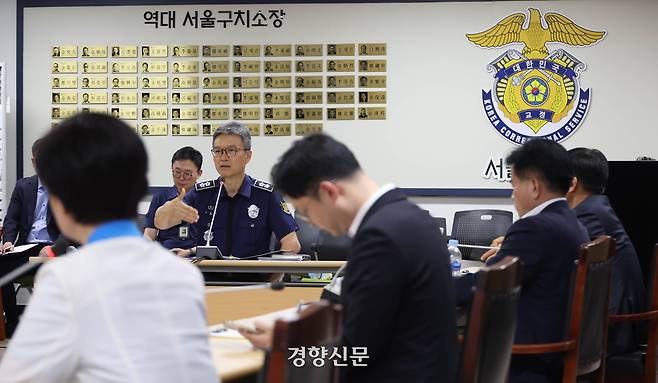 지난달 31일 전현희 위원장과 장경태 의원 등 특위 소속 의원 10여명이 여당의 ‘3대 특검(내란·김건희·순직해병) 종합대응 특별위원회’ 첫 일정으로 윤석열 전 대통령이 수감된 경기 의왕시 서울구치소를 방문해 김현우 서울구치소장과 면담하고 있다. 국회사진기자단