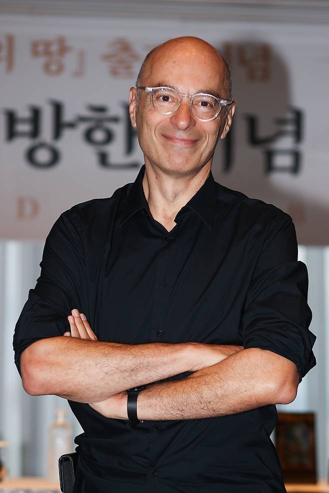 베르나르 베르베르 작가가 20일 서울 중구 앰배서더 서울 풀만 호텔에서 열린 신작 ‘키메라의 땅’ 출간 기념 방한 기자간담회에서 포즈를 취하고 있다. 연합뉴스