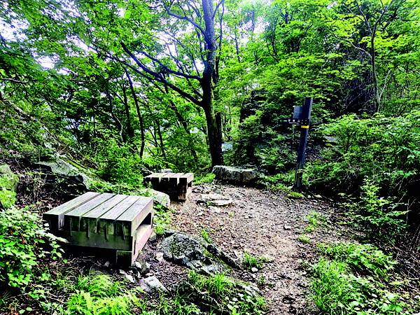 삼정산 정상을 내려선 뒤 만나는 빗기재 쉼터.