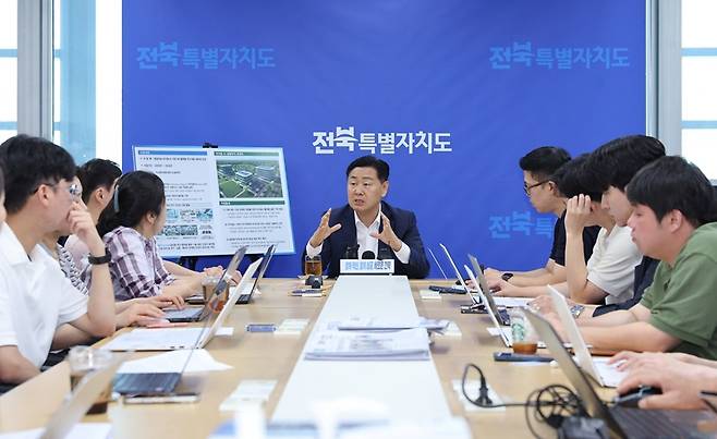 김관영 전북특별자치도지사가 20일 도청 기자실에서 피지컬AI 실증·연구 기반 조성 사업 예비타당성조사 면제 대상 의결 성과에 대해 설명하고 있다.&nbsp;