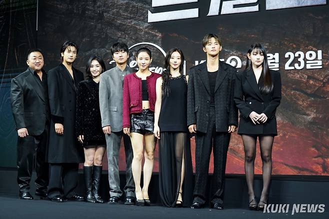 배우 마동석, 박형식, 레이나 레이, 성유빈, 안지혜, 이주빈, 서인국, 강미나(왼쪽부터)가 20일 서울 장충동2가 앰버서더 서울 풀만 호텔에서 열린 디즈니플러스 시리즈 ‘트웰브’ 제작발표회에 참석해 포즈를 취하고 있다. 유희태 기자