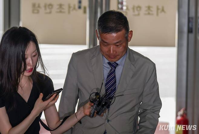 김동혁 국방부검찰단장(육군 준장·직무배제)이 20일 서울 서초구 한샘빌딩에 마련된 순직해병 특검팀(특별검사 이명현) 사무실에 출석하고 있다.