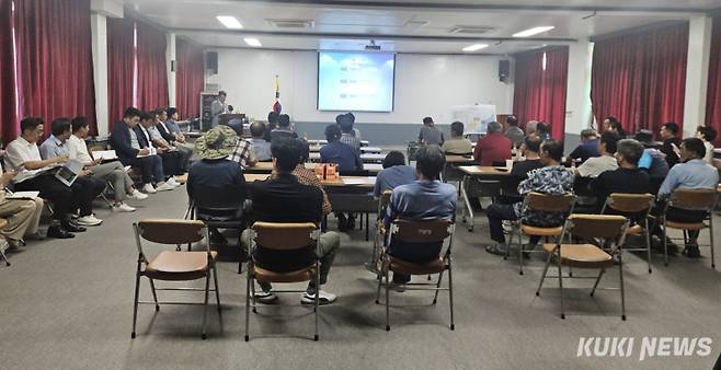 충남도는 20일 규암면 행정복지센터에서 주민과 도·부여군·농림축산식품 관계자 등 50여명이 참석한 가운데 부여 라복지구 배수개선사업 세부설계(안) 주민설명회를 개최했다.&nbsp;