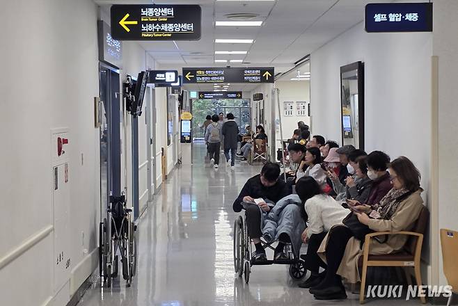 서울의 한 상급종합병원에서 환자와 보호자들이 진료를 기다리고 있다. 곽경근 기자