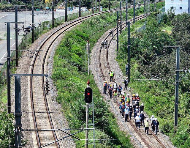 코레일 관계자 등이 19일 경북 청도 무궁화호 열차 선로주변 작업자 충돌 사고가 발생한 지역에서 선로를 조사하고 있다. 근로자들은 작업 승인을 받고 선로에 진입한 지 불과 7분 만에 참변을 당한 것으로 파악됐다. 연합뉴스