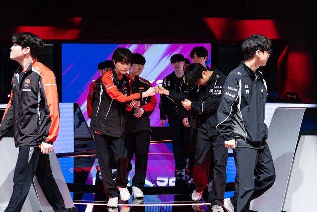 지난 16일 서울 LCK 아레나에서 열린 2025 LoL 챔피언스 코리아(LCK) 정규 시즌 상위 스플릿 경기에 농심 레드포스와 KT 롤스터 선수단이 입장하며 주먹 인사를 하고 있다. LCK 제공