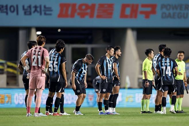대구FC 선수들이 지난달 27일 대구iM뱅크파크에서 열린 포항 스틸러스와의 2025 K리그1 경기에서 패배한 뒤 아쉬워하고 있다. 한국프로축구연맹 제공