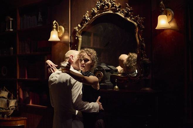 ‘슬립 노 모어’는 셰익스피어의 희곡 ‘맥베스’를 1930년대 스코틀랜드를 배경으로 알프레도 히치콕 감독의 서스펜스 영화처럼 풀어냈다. 다만 대사 없이 오직 배우의 몸짓과 동작만으로 이야기를 전개하는 넌버벌(Non-verbal) 방식으로 전개되는 것이 특징이다. (c)미쓰잭슨