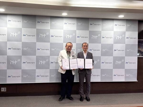 인천도시공사(iH)가 ㈜싸이칸개발과 ㈜씨앤케이건설(구 인천도시관광) 주식에 대해 주주간 지분가치 보전 합의서를 맺고 기념촬영을 하고 있다. 인천도시공사 제공