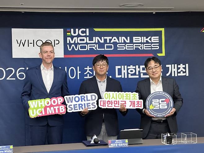 (왼쪽부터) 기념 촬영을 하고 있는 앤드류 화이트 WBD 아태지역 파트너십 부사장, 백운광 글로벌코리아 대표, 박인준 모나용평 대표 / 사진=권효정 여행+ 기자