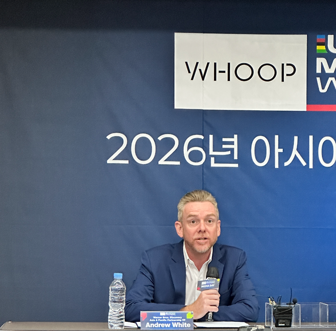 설명하고 있는 앤드류 화이트(Andrew White) 워너브라더스디스커버리 아태지역 파트너십 부사장 / 사진=권효정 여행+ 기자