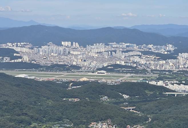 청계산(매바위)에서 바라본 성남 서울공항. <사진=배한철 기자>