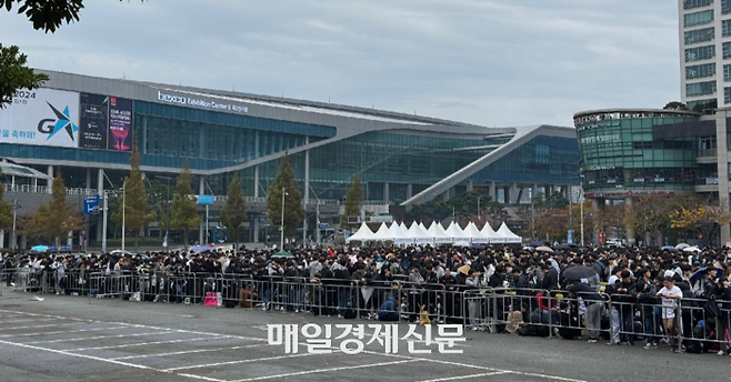 지난해 부산시 해운대구 벡스코에서 열린 게임행사 ‘지스타(G-STAR) 2024’. 관람객들이 입장을 위해 대기하고 있다. [정호준 기자]
