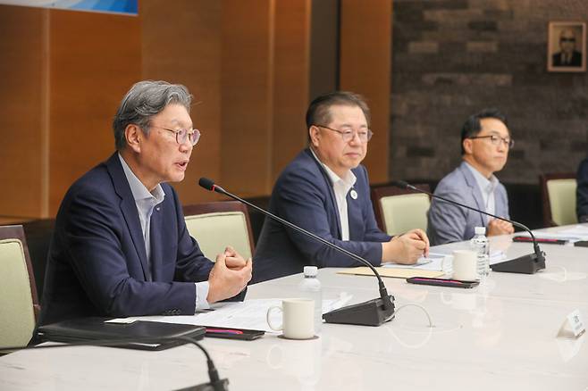 김창범 한경협 부회장이 20일 대한상공회의소에서 열린 ‘기업성장포럼 발족 킥오프 회의’ 에서 인사말을 하고 있다. 이날 회의에서는 한국경제의 역동성 저하 원인과 개선방향을 논의했다. 사진 왼쪽부터 김창범 한경협 상근부회장, 박일준 대한상의 상근부회장, 이호준 중견련 상근부회장 <한국경제인협회>