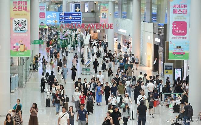[인천공항=뉴시스] 황준선 기자 = 17일 인천국제공항 제1터미널 면세구역의 모습.  인천국제공항 임대료를 두고 중국 관광객 감소와 소비자 구매패턴 변화 등으로 인한 적자로 임대료 인하를 요구한 면세점 업계에 대해 인천공항공사는 수용 불가 입장을 밝혀 면세점 측은 사업 철수까지 고려하는 등 갈등이 깊어지고 있다. 2025.08.17. hwang@newsis.com /사진=황준선