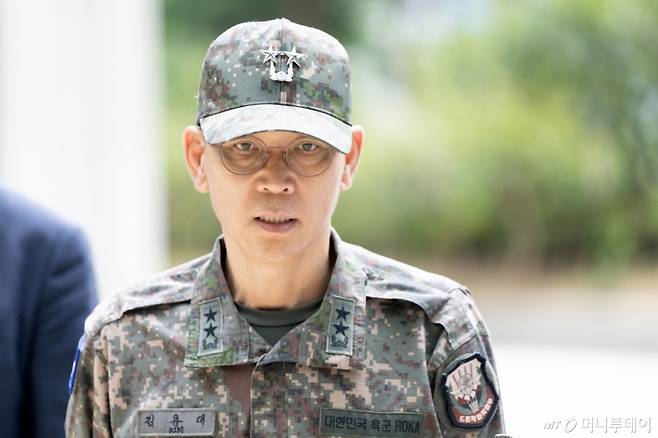 (서울=뉴스1) 이승배 기자 = 김용대 드론작전사령관이 17일 오후 서울 서초구 서울고등검찰청에 마련된 내란 특검팀(특별검사 조은석) 사무실로 조사를 받기 위해 들어서고 있다. 2025.8.17/뉴스1  Copyright (C) 뉴스1. All rights reserved. 무단 전재 및 재배포,  AI학습 이용 금지. /사진=(서울=뉴스1) 이승배 기자