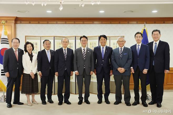 김민석 국무총리가 20일 오전 서울 종로구 정부서울청사에서 한일포럼 계기 일본대표단을 접견하며 기념촬영을 하고 있다. / 사진=뉴시스