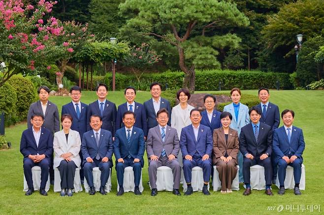 [서울=뉴시스] 최동준 기자 = 이재명 대통령이 20일 서울 한남동 관저에서 더불어민주당 정청래 대표, 김병기 원내대표 등 신임 지도부와 만찬에 앞서 기념촬영을 하고 있다. (사진=대통령실 제공) 2025.08.20. photo@newsis.com *재판매 및 DB 금지 /사진=최동준
