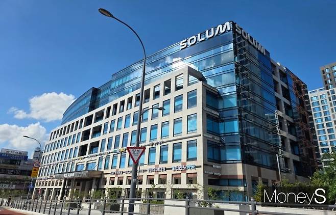 솔루엠이 경영 투명성과 인사 공정성 논란에 휩싸였다. 사진은 지난달 경기 용인 소재 솔루엠 사옥 모스부/사진=김성아 기자