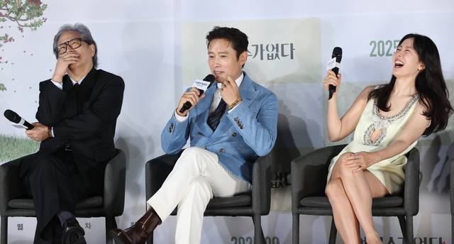 19일 서울 용산구 CGV 용산아이파크몰에서 열린 영화 ‘어쩔수가없다’ 제작보고회에 참석한 박찬욱 감독(왼쪽부터), 이병헌, 손예진. 연합뉴스