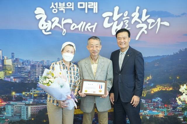 2024년 1호 고액 기부자 선정된 이희정 씨(가운데)와 이승로 성북구청장(오른쪽)이 기념사진을 촬영하고 있다. 성북구청 제공