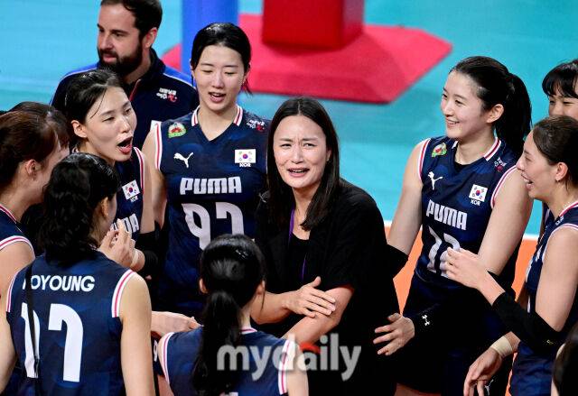 2025년 8월 17일 경상남도 진주실내체육관에서 '2025 코리아인비테이셔널 진주 국제여자배구대회' 대한민국과 체코의 경기가 열렸다. 국가대표 은퇴식을 한 표승주가 경기 후 후배들에게 헹가래를 받은 뒤 깜짝 놀라고 있다./유진형 기자