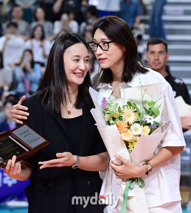 2025년 8월 17일 경상남도 진주실내체육관에서 '2025 코리아인비테이셔널 진주 국제여자배구대회' 대한민국과 체코의 경기가 열렸다. 표승주가 경기 전 국가대표 은퇴식에서 김연경의 축하를 받고 있다./유진형 기자