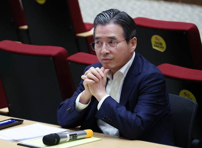 김용범 정책실장이 20일 용산 대통령실에서 기자간담회를 준비하고 있다. [연합]