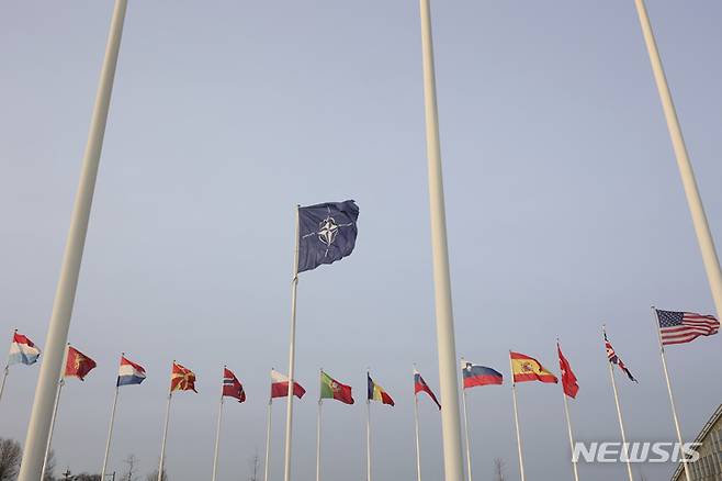 [브뤼셀=AP/뉴시스]벨기에 수도 브뤼셀에 위치한 나토 본부 앞에서 나토 깃발과 회원국 국기가 펄럭이고 있다. (사진=뉴시스DB)