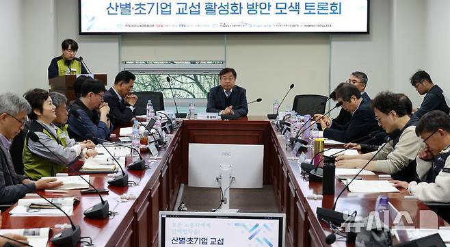 [서울=뉴시스] 조성우 기자 =지난 4월 1일 오전 서울 여의도 국회 의원회관에서 김주영 더불어민주당 의원과 정혜경 진보당 의원, 민주노총 등이 공동 주최한 산별·초기업 교섭 활성화 방안 모색 토론회가 열리고 있다. 2025.04.01. xconfind@newsis.com