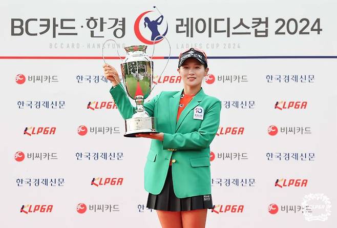 [서울=뉴시스] 정병혁 기자 = 23일 경기 포천 포천힐스CC에서 열린 BC카드 한경 레이디스컵 2024에서 우승한 박현경이 트로피를 들고 있다.(사진=KLPGA 제공) 2024.06.23. photo@newsis.com *재판매 및 DB 금지