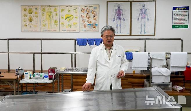 [제주=뉴시스] 우장호 기자 = 강현욱 제주대학교 의과대학 교수가 5일 오후 제주시 아라동 제주대학교 의학전문대학원 4층 부검실에서 뉴시스 제주본부와 인터뷰를 하고 있다. 2025.08.18. woo1223@newsis.com