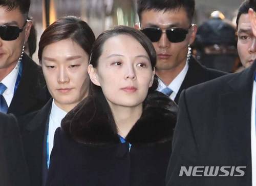 [평창=뉴시스]전신 기자 = 김여정 노동당 중앙위원회 제1부부장이 2018년 2월 9일 강원도 평창 진부역에 도착해 이동하고 있다. 2025.08.20. photo1006@newsis.com