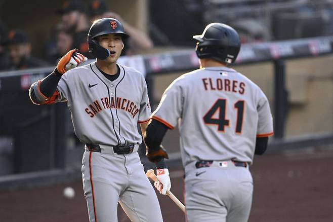 [샌디에이고=AP/뉴시스] 메이저리그(MLB) 샌프란시스코 자이언츠의 이정후가 18일(현지 시간) 미 캘리포니아주 샌디에이고의 펫코파크에서 열린 2025 MLB 샌디에이고 파드리스와의 경기에 6번 타자 중견수로 선발 출전해 1회초 투런포를 터뜨린 윌머 플로레스에게 축하를 건네고 있다. 2025.08.19.