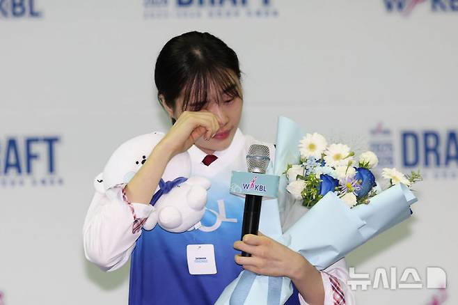 [부천=뉴시스] 권창회 기자 = 20일 오후 경기 부천시 부천체육관에서 열린 여자프로농구(WKBL) 2025~2026 신인선수 드래프트에서 1라운드 1순위로 신한은행 에스버드에 지명된 수피아여고 이가현이 지명소감을 밝히던 중 눈물을 흘리고 있다. 2025.08.20. kch0523@newsis.com