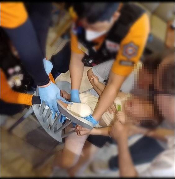 [서산=뉴시스] 지난 19일 오후 2시9분께 충남 서산시 해미면의 한 음식점에서 구급대원들이 의자에 다리를 낀 1살 아이를 구조하고 있다. (사진=서산소방서 제공) 2025.08.20. photo@newsis.com  *재판매 및 DB 금지