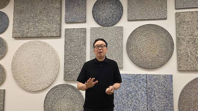 [서울=뉴시스] 박현주 기자 = 학고재 갤러리는 20일 서울 종로구 학고재 전관에서 그룹전 '흙으로부터(from the earth)' 기자간담회에 참석한 이진용 작가가 작품을 설명하고 있다.  2025.08.20. hyun@newsis.com *재판매 및 DB 금지