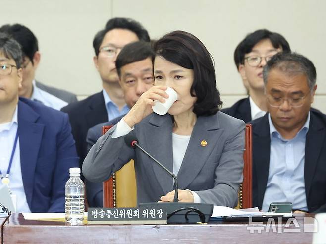 [서울=뉴시스] 고승민 기자 = 이진숙 방송통신위원장이 20일 서울 여의도 국회에서 열린 과학기술정보방송통신위원회 전체회의에서 물을 마시고 있다. 2025.08.20. kkssmm99@newsis.com